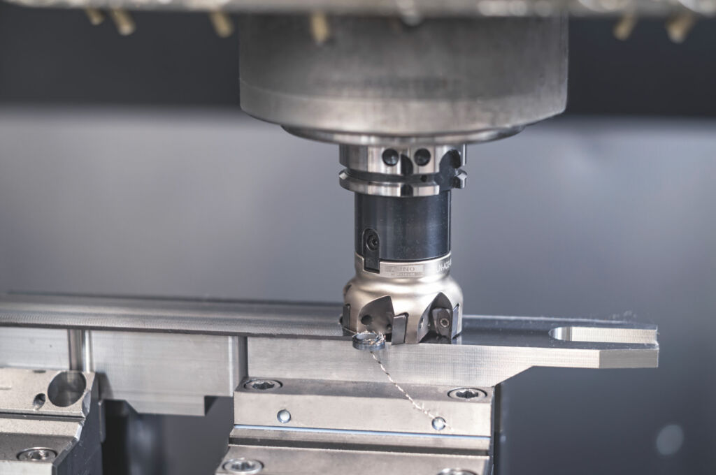 Wenn das BLN-Eckfr&auml;ssystem von Arno Werkzeuge mit massivem Werkzeughalter, gro&szlig;en Wendeschneidplatten und bis 12mm Zustellung antritt, gibt es kein Halten mehr.