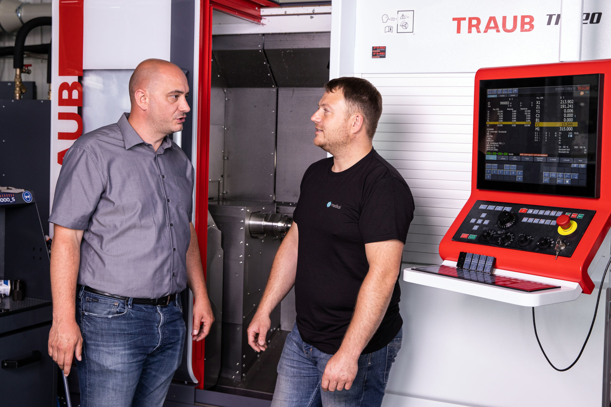 Horn-Außendienstmitarbeiter Stefan Benz im Gespräch mit Prozessentwickler Sebastian Schmid (r.) von HG Medical.