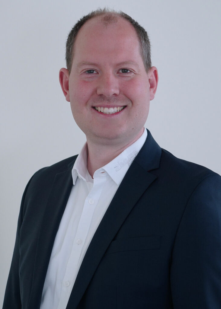 Tobias Hikade, Produktmanager der Zimmer Group: „Werkzeugwechsler können die Produktionskosten maßgeblich senken und die Qualität der Produkte deutlich verbessern.“