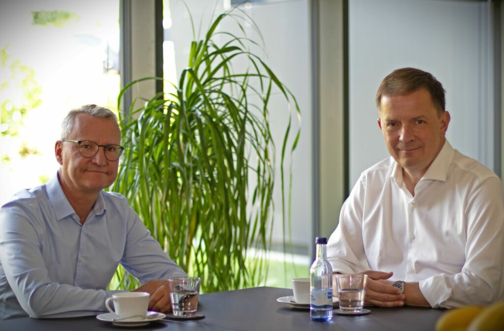 Alexander Blum (rechts) und Wolfgang Reiser sprechen im Vorfeld der Herbstmessen u.a. &uuml;ber die neuen Blum-Novotest Competence Center, Entry Level-Angebote sowie aktuelle Softwarel&ouml;sungen.