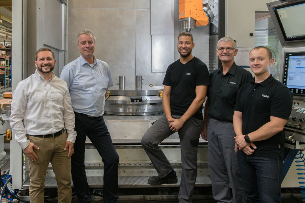 Von links: Erik Laubengeiger von AMF mit Harald Werner, Daniel Karsch, Thomas Scholl und Valeri Hochwei&szlig; (alle Fibro RT), die gemeinsam das Dreh-Fr&auml;szentrum zur Komplettbearbeitung der Rundtische in Betrieb nahmen. 