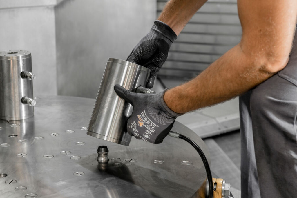 Mit beidseitig best&uuml;ckten AMF-Nullpunktspannmodulen schaffen Spannkonsolen die n&ouml;tige Distanz zur Grundplatte f&uuml;r eine 5-Seiten-Bearbeitung.