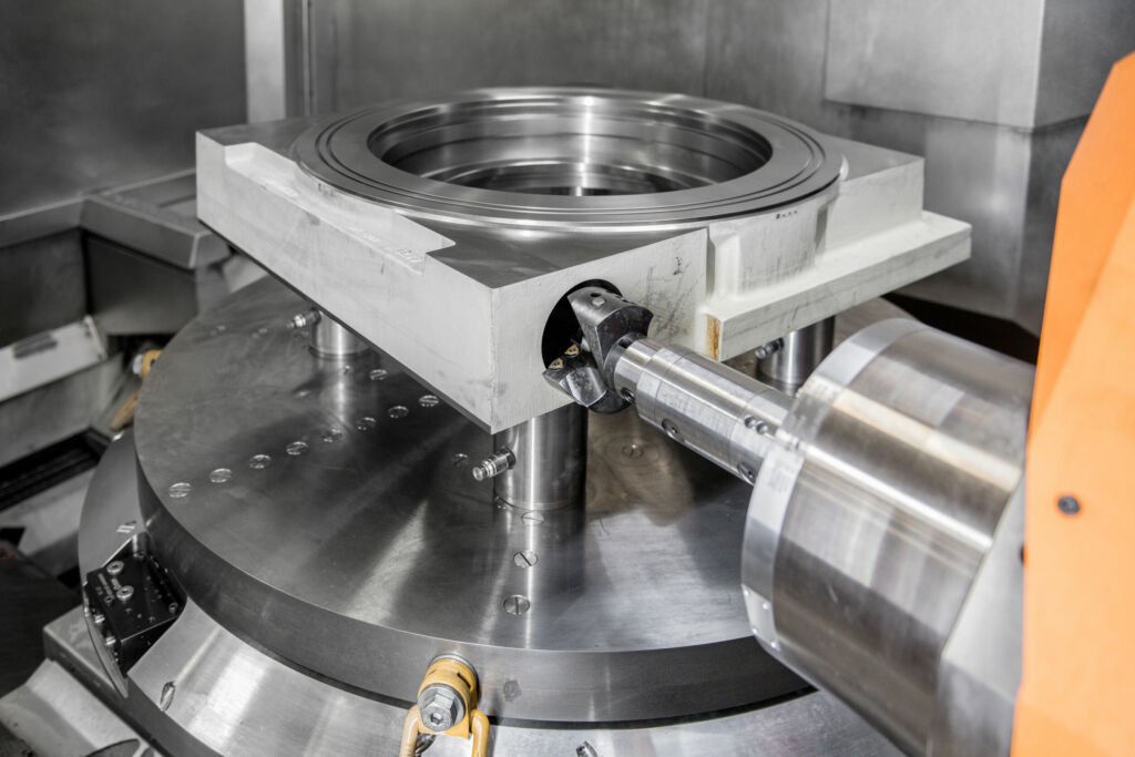 Durch nur noch eine Aufspannung erh&ouml;ht sich die Pr&auml;zision, die Fibro RT in drei Ebenen ben&ouml;tigt: Ober-/ Unterseite und koaxial f&uuml;r die Schneckengetriebe. 