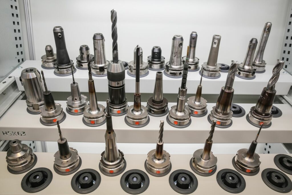 Um die Werkzeuge durch die Produktion verfolgen zu k&ouml;nnen, werden sie individuell mit einem RFID-Chip gekennzeichnet.