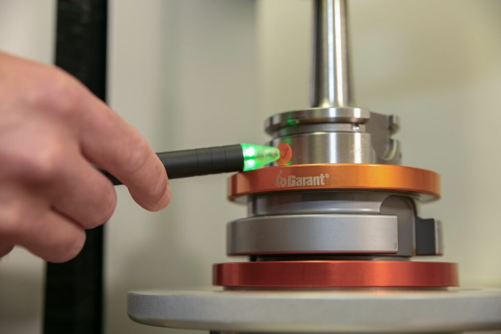 Per Scan des RFID-Chips wird an Connected Manufacturing gemeldet, welches Werkzeug sich wo befindet. Aktualisierte Daten werden anschlie&szlig;end an Connected Manufacturing geschickt.