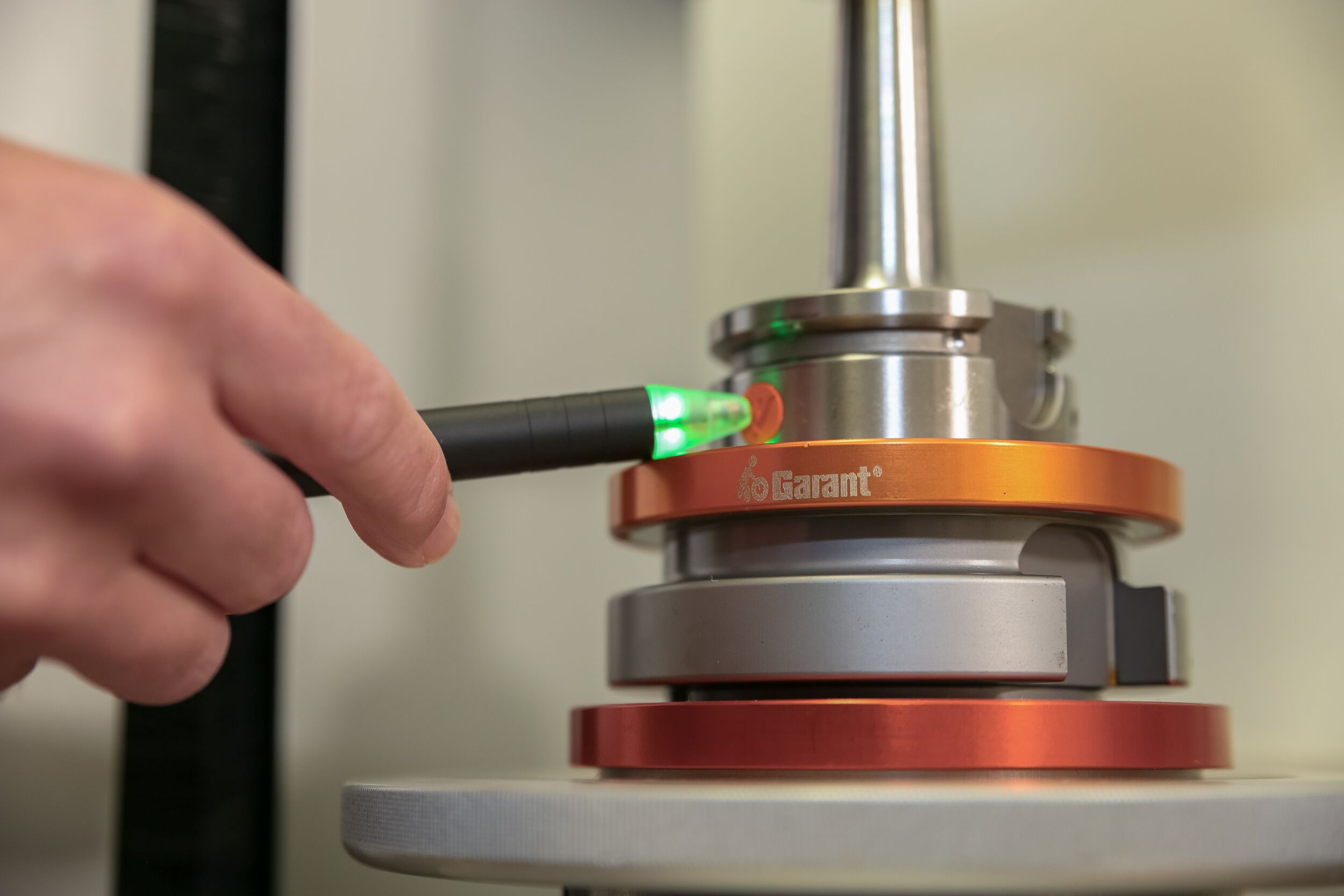 Per Scan des RFID-Chips wird an Connected Manufacturing gemeldet, welches Werkzeug sich wo befindet. Aktualisierte Daten werden anschließend an Connected Manufacturing geschickt.