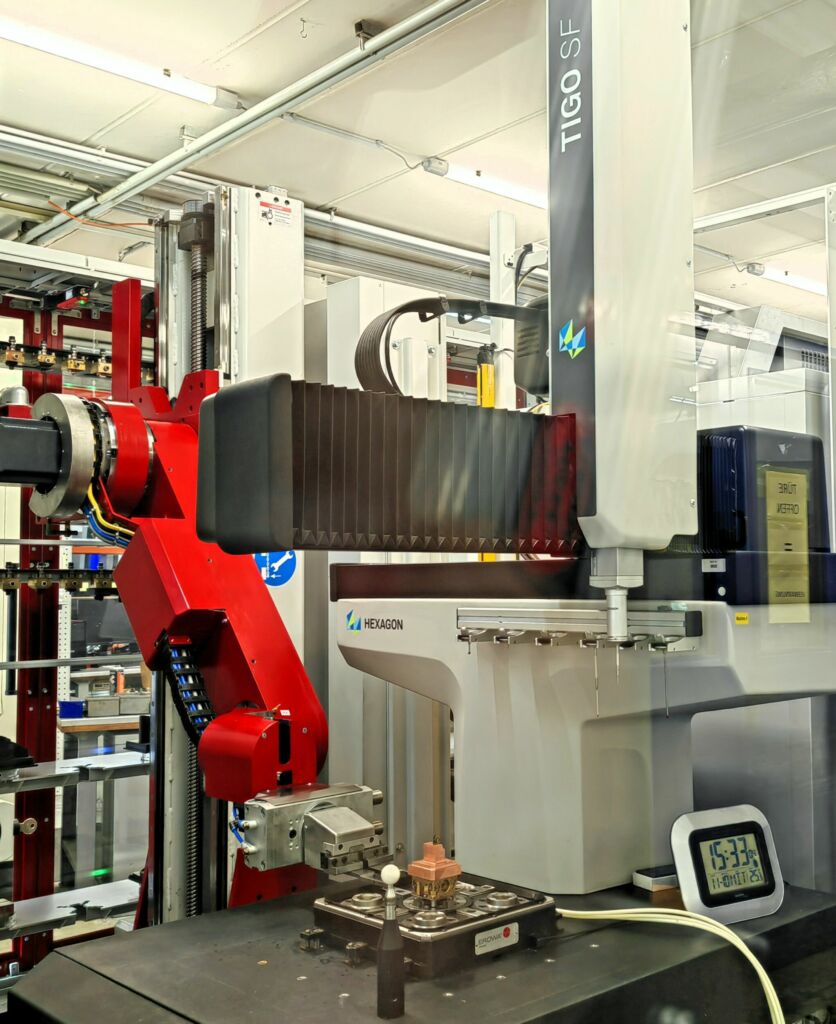 Dokumentierte Pr&auml;zision: Das Koordinatenmessger&auml;t erreicht eine Genauigkeit von 1&micro;m. Beim Beladen demonstriert der Linearroboter seine hervorragende Reichweite bei geringem Bauraum. 