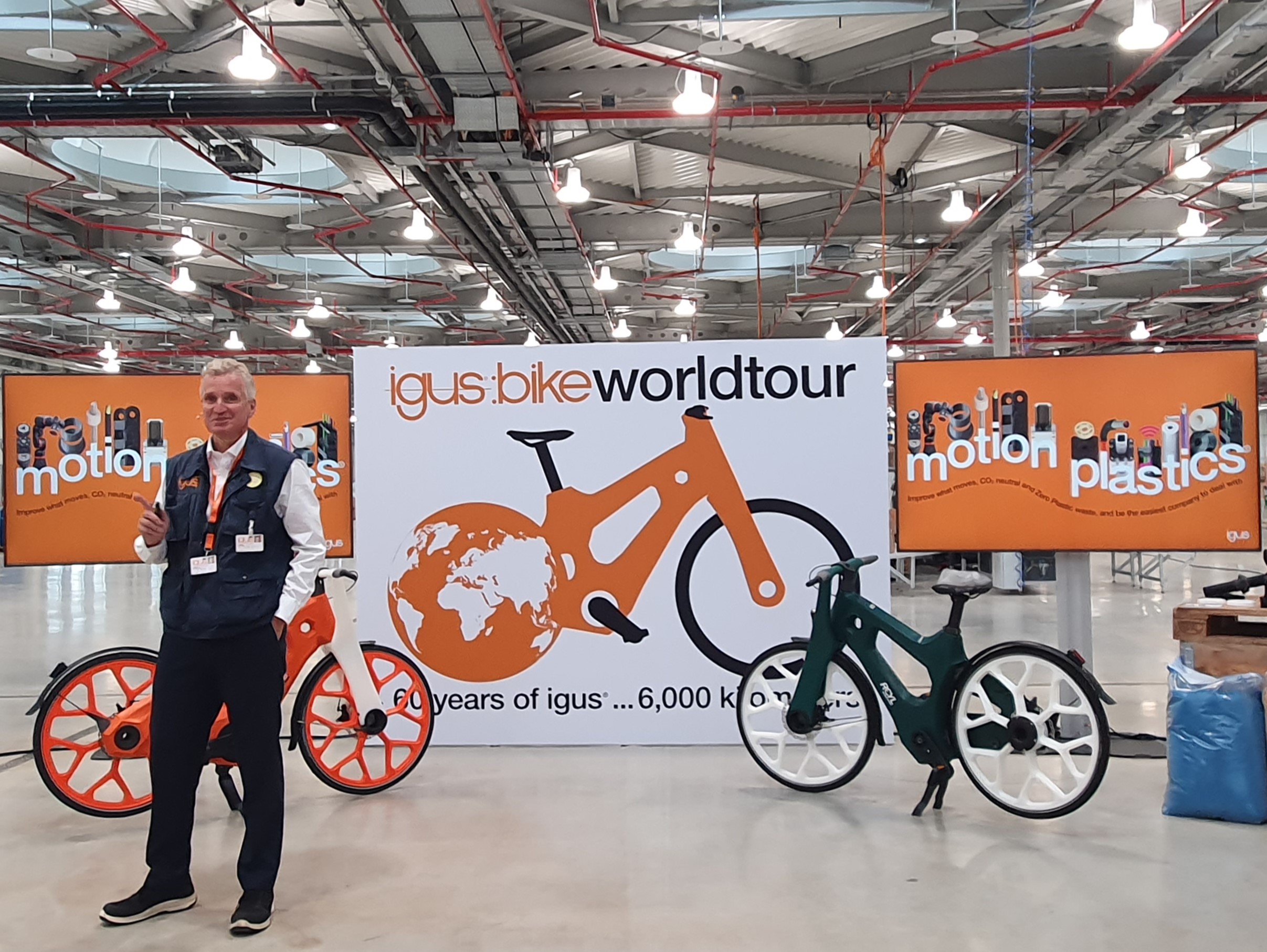 Gesch&auml;ftsf&uuml;hrer Frank Blase beim Verkaufsstart und der Er&ouml;ffnung der neuen 22.000m&sup2; gro&szlig;en Igus-Fabrik, in der als erstes die Fahrradproduktion ihren Betrieb aufnimmt. Das Rad ist nahezu wartungsfrei und kommt wegen des Einsatzes von Hochleistungskunststoffen ohne Schmiermittel aus.