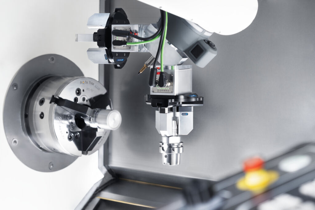 Der robuste mechatronische 3-Finger-Universalgreifer EZU handhabt zylindrische und exzentrisch positionierte Werkst&uuml;cke zuverl&auml;ssig. Mit ihm lassen sich flexible Be- und Entladeprozesse realisieren.
