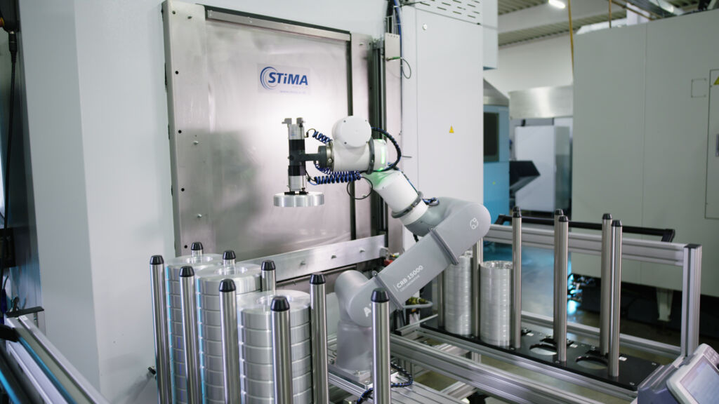 Eine Automationsl&ouml;sung von Stima mit dem kollaborativen Roboter GoFa von ABB Robotics erledigt das vollautomatisierte Be- und Entladen einer Fr&auml;smaschine bei Metec CNC Pr&auml;zisionsteile. 