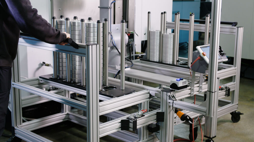 Spezielle Pufferw&auml;gen dienen als Bindeglied zwischen den einzelnen Bearbeitungsschritten und Werkzeugmaschinen. 