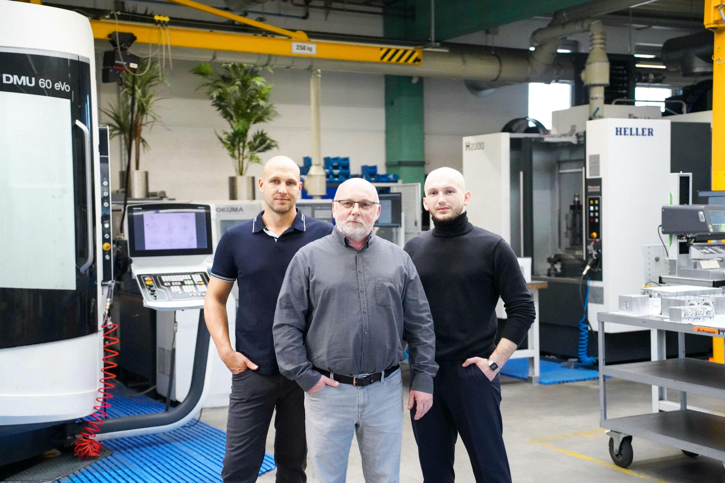 Der gesch&auml;ftsf&uuml;hrende Gesellschafter Andreas Steinmetzer (Mitte) mit Sohn Philipp (links) und Schwiegersohn Ermir Steinmetzer in der modern ausgestatteten Fertigungshalle f&uuml;r CNC-gefertigte Aluminiumbauteile und -baugruppen.