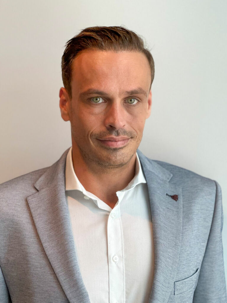 Autor: Nicolaos Debowiak, Co-Founder von Prodaso und Senior Principal, Productmanagement bei Forterro: &bdquo;Mit gezielten Investitionen in Software und der richtigen Aufr&uuml;stung k&ouml;nnen KMU ihre &auml;lteren Produktionsanlagen modernisieren und den Weg zur Smart Factory bew&auml;ltigen."