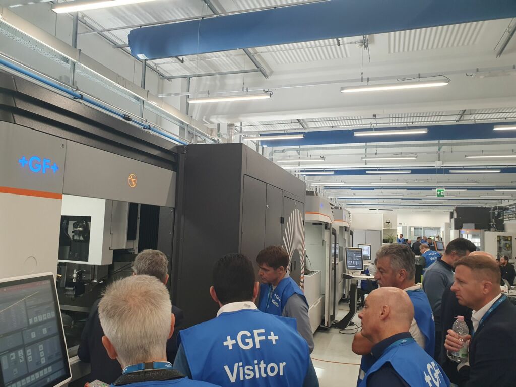 Bei der Werksf&uuml;hrung gew&auml;hrte GF Machining Solutions den eingeladenen EDM-Spezialisten direkte Einblicke in die technischen Prozesse.