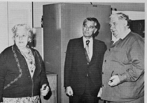 Bereits im Jahr 1952 trafen sich Frau und Herr Lazarenko (links und rechts) mit Jean Pfau, Physiker bei Charmilles: Er leitete ein Team von Ingenieuren zur Entwicklung einer Maschine, die die erosive Wirkung elektrischer Entladungen zur Bearbeitung von Metallen nutzen sollte. 