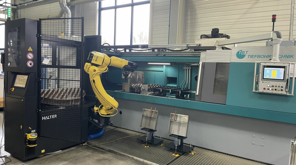 Seit 2023 kommt bei Ott-Jakob Spanntechnik ein eigens modifizierter Halter LoadAssistant mit 35kg Robotertragkraft f&uuml;r das Be- und Entladen einer Tieflochbohrmaschine zum Einsatz. 