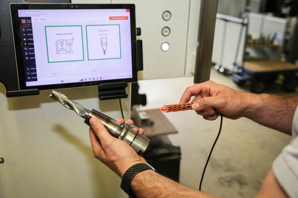 Ein Klick &ndash; und Connected Manufacturing schickt die Werkzeugdaten und NC-Dateien an die Maschine. 