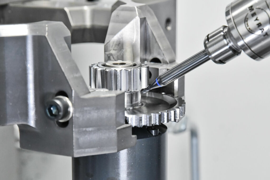 F&uuml;r Lohnverzahner eine interessante Option: Zusatzbearbeitungen wie Entgraten, Anfasen mittels ChamferCut oder FlexChamfer &ndash; auch f&uuml;r Innenverzahnungen &ndash; oder sogar Abdachen lassen sich hauptzeitparallel durchf&uuml;hren. 