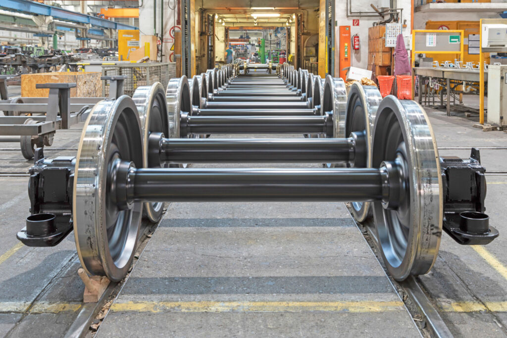 Schienenfahrzeug-Rads&auml;tze werden im Instandhaltungswerk RailMaint in Delitzsch in zertifizierten Fachwerkst&auml;tten mit modernen Anlagen auch mit Schunk-Komponenten 
wieder auf Vordermann gebracht.