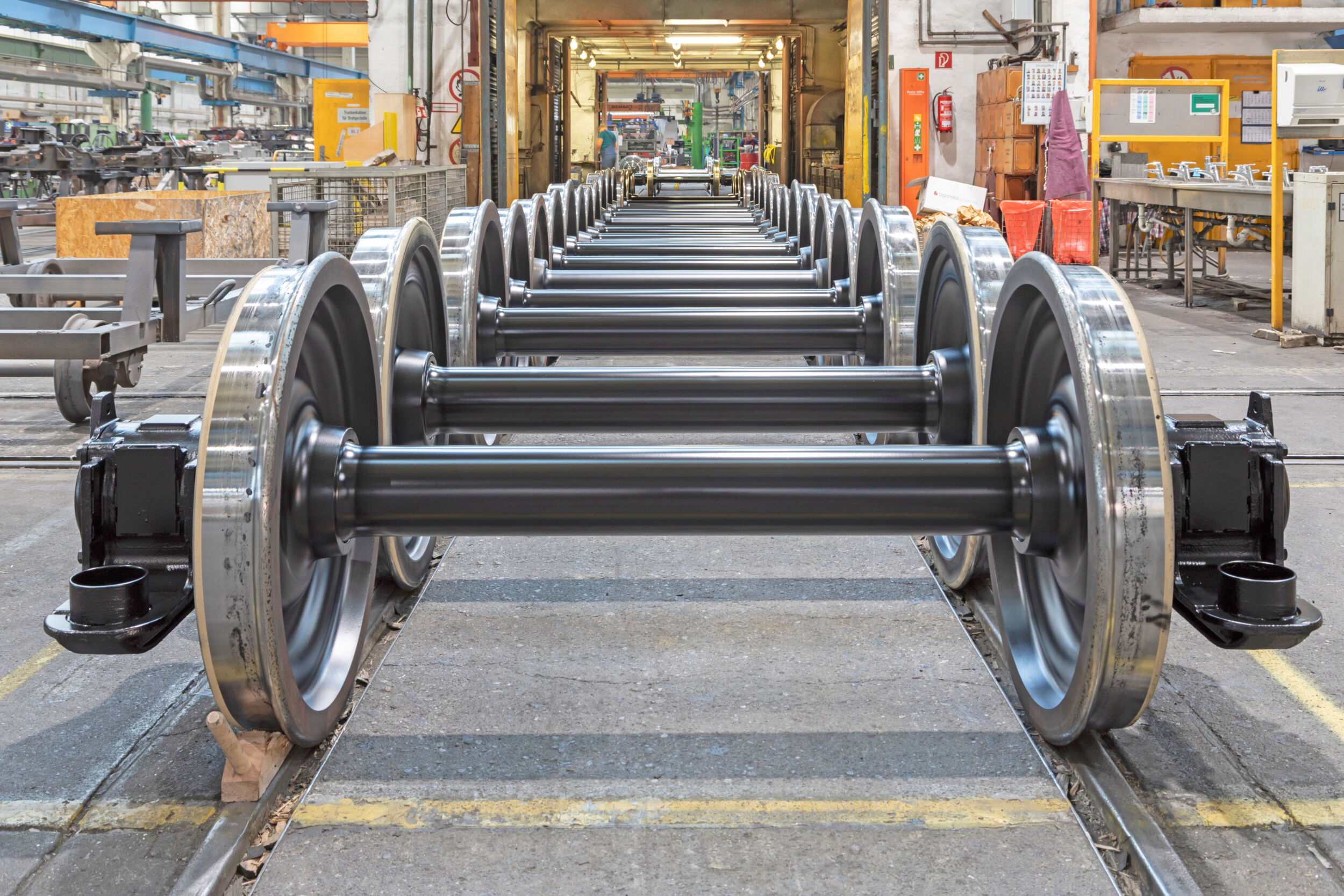 Schienenfahrzeug-Radsätze werden im Instandhaltungswerk RailMaint in Delitzsch in zertifizierten Fachwerkstätten mit modernen Anlagen auch mit Schunk-Komponenten wieder auf Vordermann gebracht.