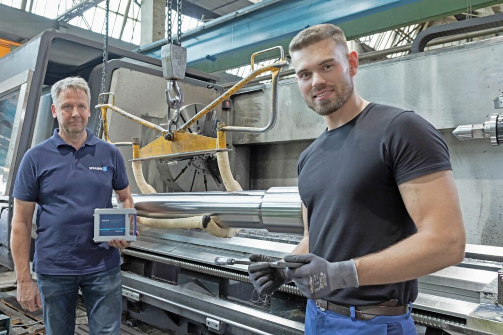 Tony J&auml;nicke, Zerspanungsmechaniker und Maschinenbediener bei RailMaint (rechts) an der Heavy-Duty-Drehmaschine zusammen mit Frank Reinhold, Technischer Berater Greifsysteme und Spanntechnik (Schunk)
