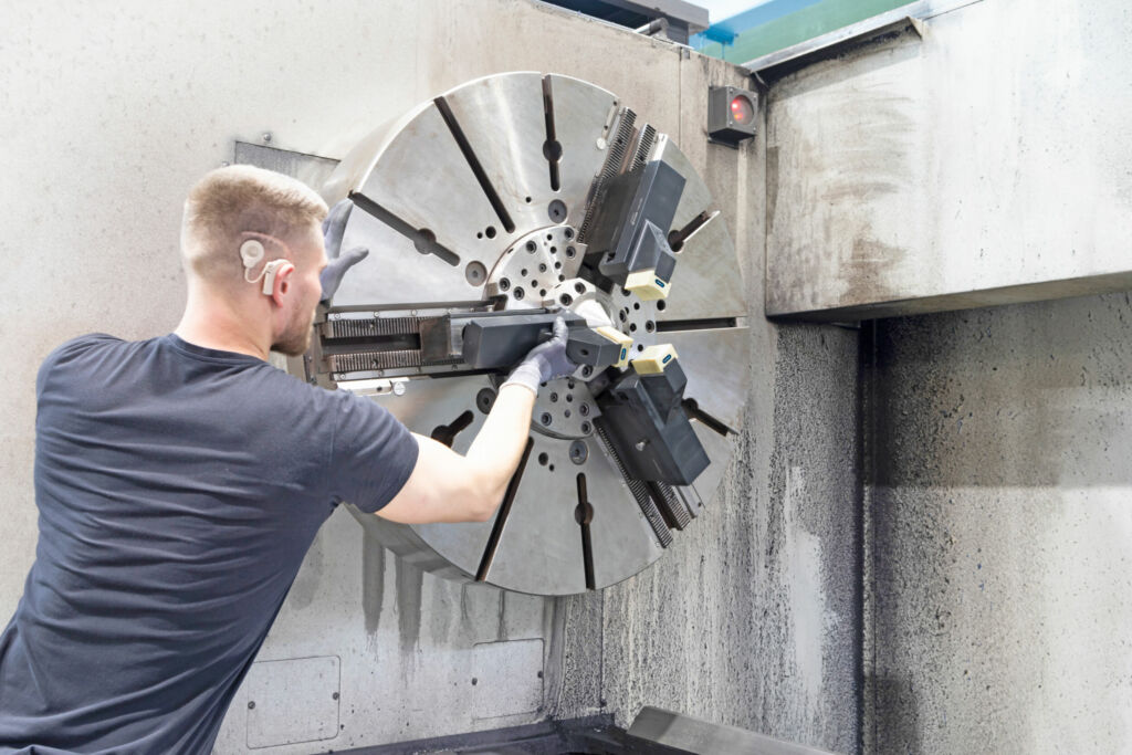 R&uuml;sten mit einer Hand - ohne Werkzeug und per Klick dank Backenschnellwechselsystem von Schunk: Der Rapido Wechseleinsatz wird einfach per Klick auf die Rapido Tr&auml;gerbacke aufgesetzt. 