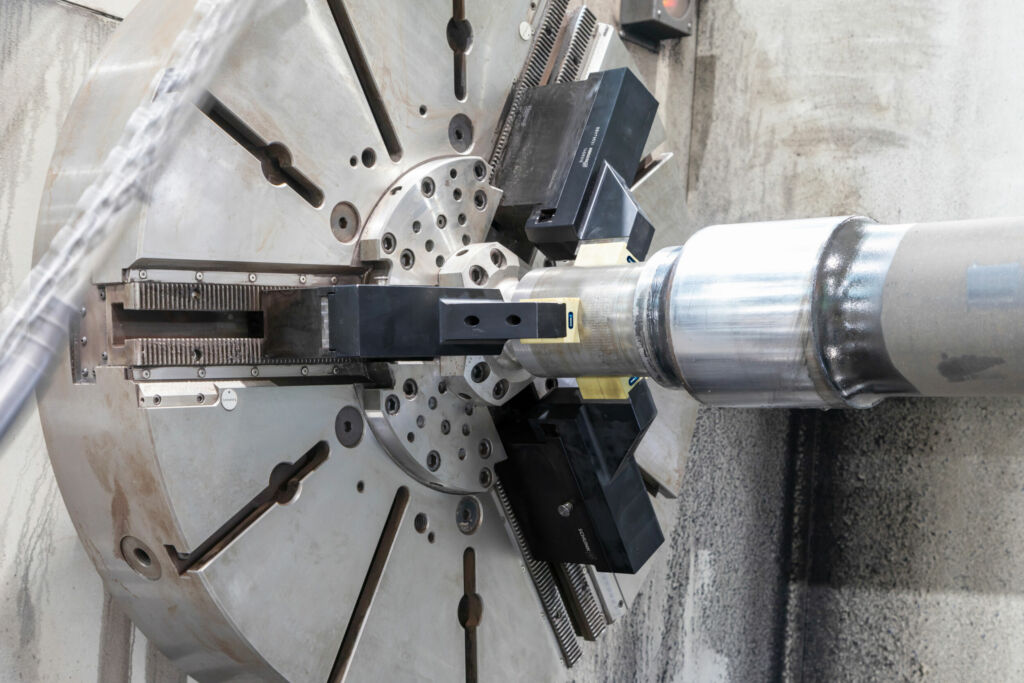 Gewicht sparen und prozesssicher bearbeiten: Fertig eingespannte Welle mit dem Rapido Backensystem samt den wellenspezifisch ausgedrehten hellen Quentes Kunststoffbl&ouml;cken