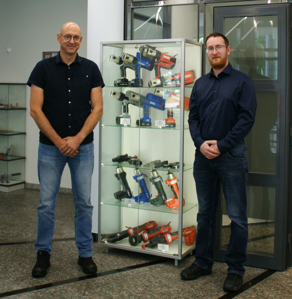 Emerson Professional Tools-Gesch&auml;ftsf&uuml;hrer Stefan R&uuml;dis&uuml;hli und Erik Liebscher, Projektleiter f&uuml;r Struktur- und Investitionsprojekte im Fertigungsbereich (rechts), sind von den Vorteilen der Automatisierungsl&ouml;sung von Fastems rundum &uuml;berzeugt.