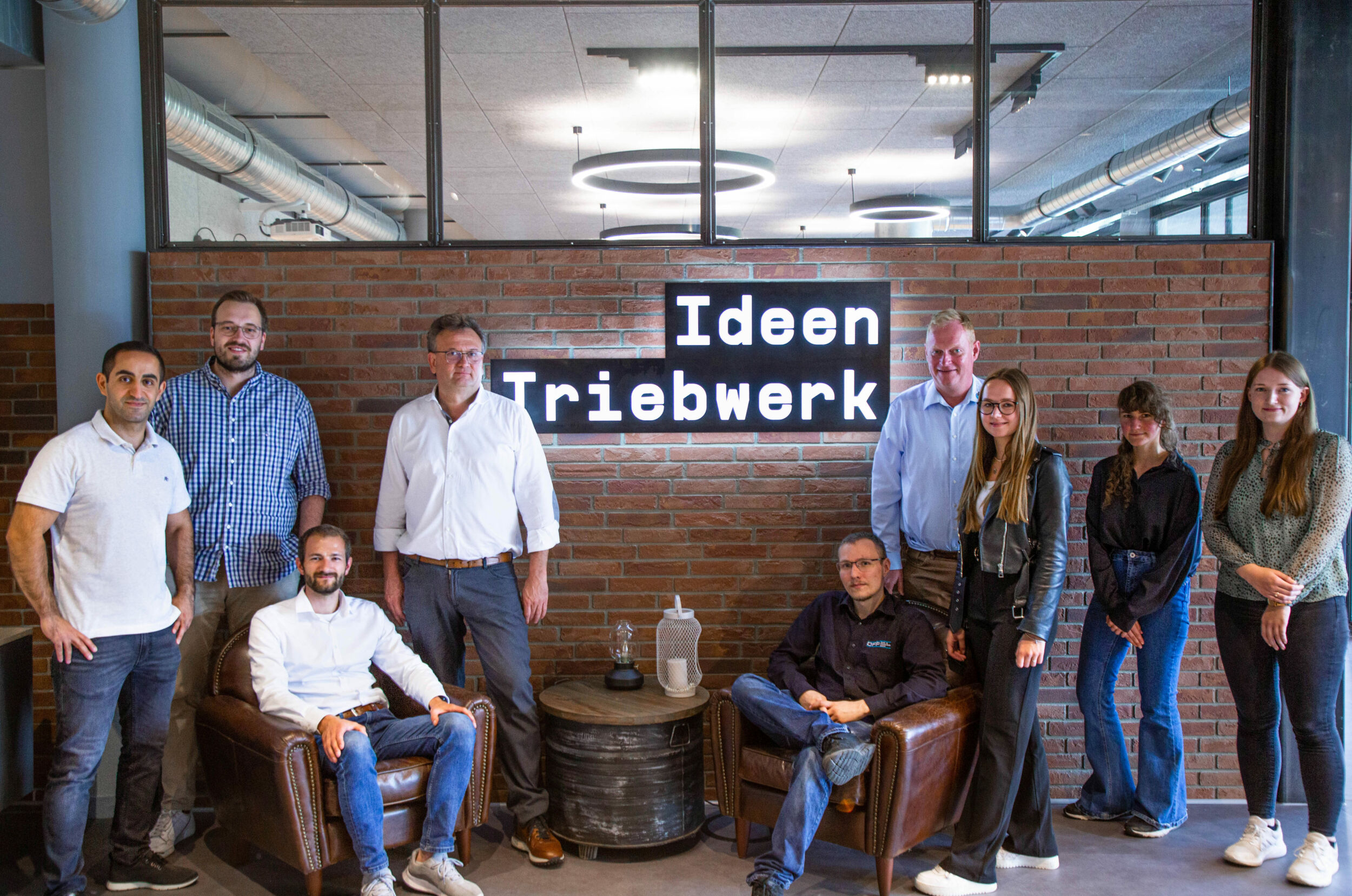 Mit dem IdeenTriebwerk bietet das Fraunhofer IEM innovationsverantwortlichen Entscheidern aus Unternehmen des produzierenden Gewerbes, wie Gesch&auml;ftsf&uuml;hrern oder Produkt- und Innovationsmanagern, einen kreativen Rahmen zur Entwicklung und Bewertung erfolgsversprechender Gesch&auml;fts- und L&ouml;sungsans&auml;tze.