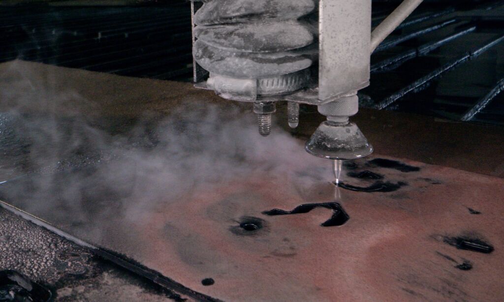 Die Primus steht f&uuml;r Vielseitigkeit: Ihre Waterjet-Technologie schneidet mit einem starken Wasserstrahl von bis zu 400MPa pr&auml;zise komplexe Formen und eignet sich f&uuml;r alle Arten von Material. 
