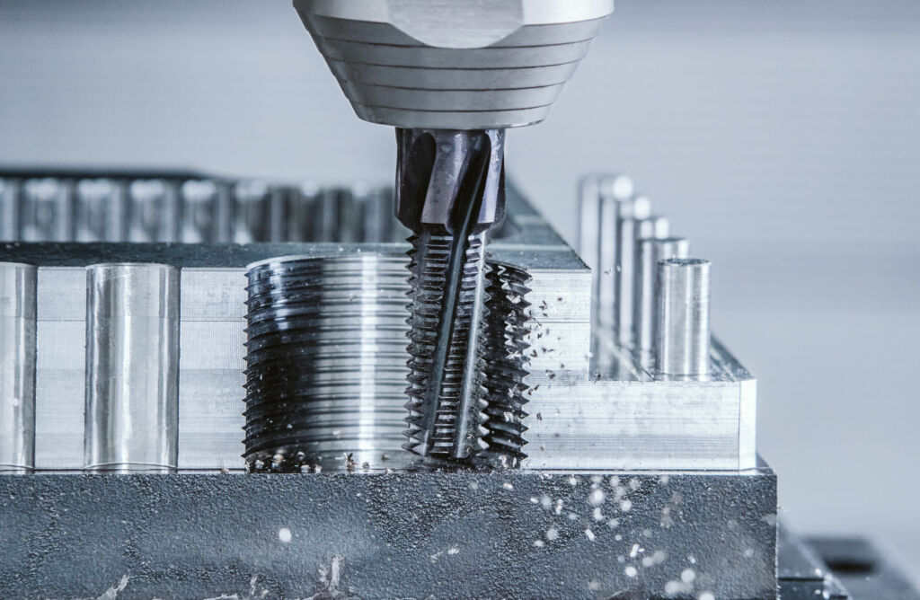 Sauber gearbeitet: Vor allem an den Gewindeflanken ist die Oberflächenstruktur eines gefrästen Gewindes deutlich glatter als das mit einem Gewindebohrer erzeugten. MonoThread - SGF und MonoThread - SFSE verhindern Materialausbruch unter anderem durch eine axiale Kühlmittelzufuhr.