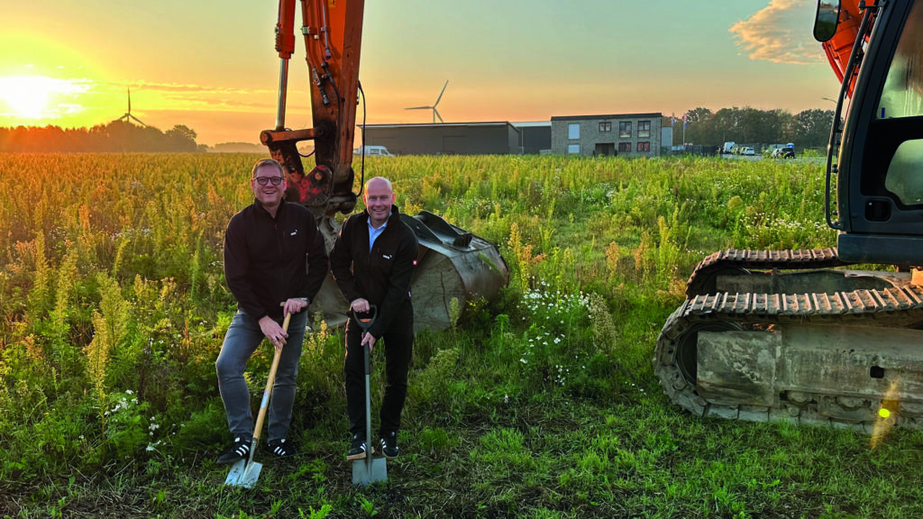 Spatenstich durch die Doppelspitze von HWR Spanntechnik f&uuml;r das neue Produktionsgeb&auml;ude am Standort Oyten bei Bremen: Henrico Viets (l.) mit Matthias Meier, beide Gesch&auml;ftsf&uuml;hrer HWR