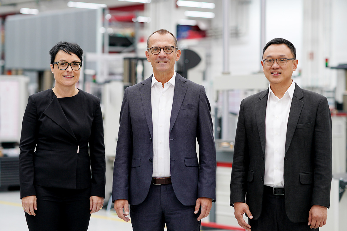 Der ZwickRoell Vorstand (v.l.): Christine D&uuml;ber (CSO), Klaus Cierocki (CEO/CFO) und Ping Bu Loke (CTO). Bild: ZwickRoell GmbH & Co. KG