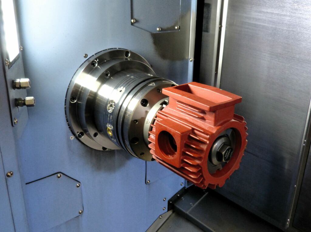 Gebr. Becker hat sich weltweit mit seinen Vakuumpumpen, Verdichtern und Luftversorgungssystemen einen Namen gemacht. J&auml;hrlich verlassen rund 140.000 Ger&auml;te und Systeme die Werke: Ein Pumpengeh&auml;use wird hier in der ersten Aufspannung auf einem Hainbuch Spanndorn Schnellwechselsystem centroteX S gespannt.