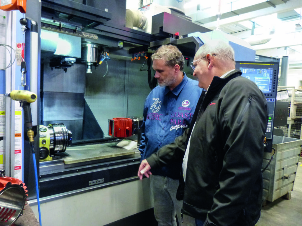 Gutes R&uuml;stzeug und gemeinsame Planung f&uuml;r die Linienfertigung: 
Manager Fertigungstechnologie Dirk Schmidt (l.) und J&ouml;rg Fedtke von Hainbuch diskutieren die gemeinsam erarbeitete Spannl&ouml;sung. 