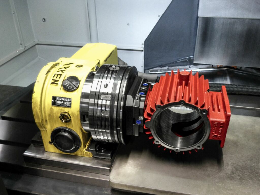 Zweite Bearbeitung: Auf dem centroteX S Schnellwechselsystem befindet sich ein weiteres Nullpunktspannsystem zur Werkst&uuml;ckdirektspannung mittels Einzugsbolzen.