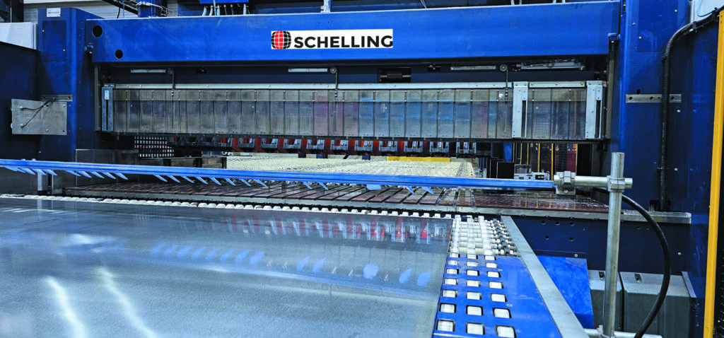 IMA-Schelling-Technologie mit Sensitiv-Faktor: Mittels Microjet-Luftkissen und integrierten Kunststoffpads 'schweben' die empfindlichen Bleche &uuml;ber die Arbeitsbereiche, wie hier beim Auslauf an der Quers&auml;ge.