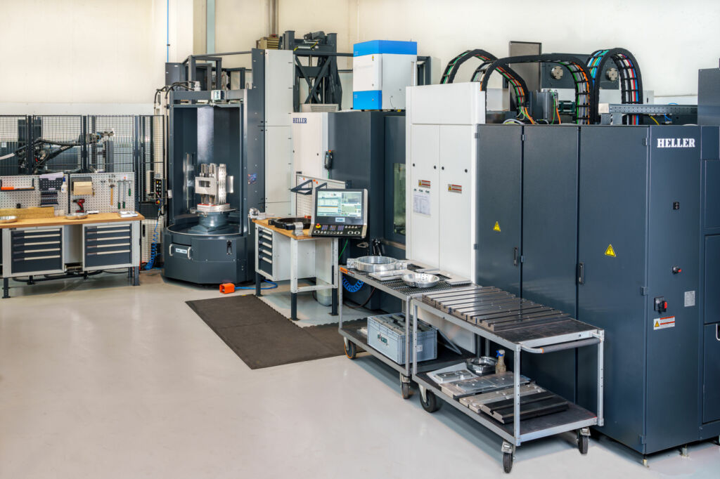 F&uuml;r die automatisierte mannlose 6-Seiten-Bearbeitung von Bauteilen arbeitet Falser Maschinenbau mit einem 5-Achs-BAZ HF 5500 von Heller samt Rundspeicher- und Roboterautomation von STS sowie 
R-C2-Werkst&uuml;ckautomation von Gressel. 