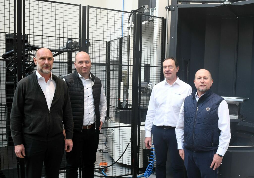 Marcus Genkinger, Andreas Falser, Andreas Brunhofer und Erich Stolz (von links) haben in jahrelanger partnerschaftlicher Zusammenarbeit ein ma&szlig;geschneidertes Fertigungskonzept f&uuml;r Falser Maschinenbau erstellt.