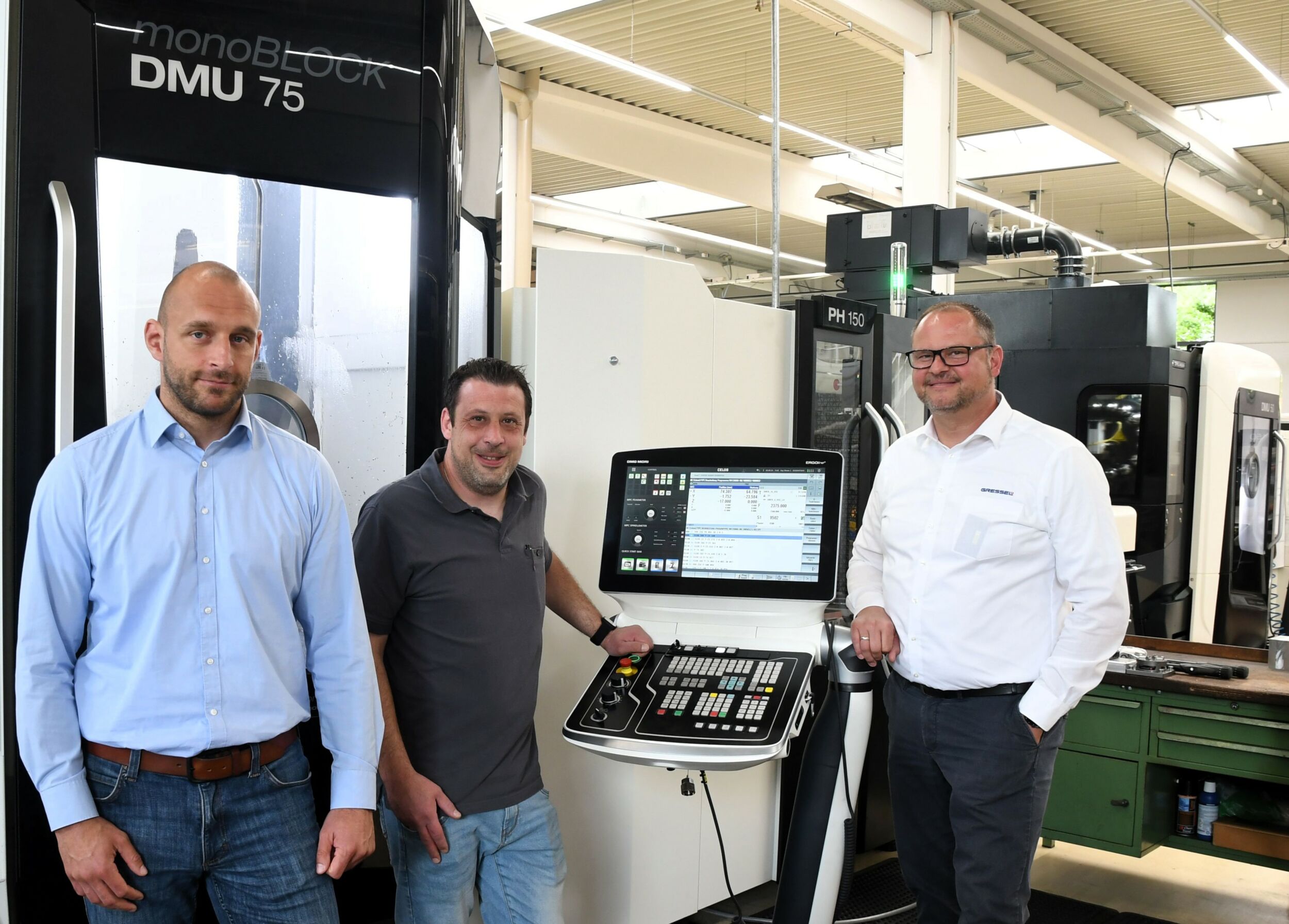 Gemeinsames 'Roll-out' der Werkst&uuml;ckspanntechnik in Leingarten (v.l.): Joachim Sch&ouml;nberger, technischer Berater bei Schunk, mit Ralf Schutzbier (Fertigung Prozesstechnik bei Kurt Betz) und Gressel-Vertriebstechniker Frank Scheurer