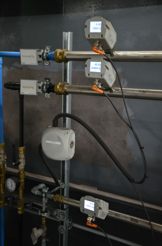 Verbrauchsmessungen an einer Laserschneidanlage bei Kettenwulf: der SY92E297 (oben) zur Messung von Sauerstoff, der SY92E296 (Bildmitte) (Referenzmedium Stickstoff) und der SL910020 (unten) f&uuml;r die Druckluft. Mit einem weiteren Str&ouml;mungssensor vom Typ SY94E30 wird zudem der Stickstoffbedarf in der H&auml;rterei gemessen.