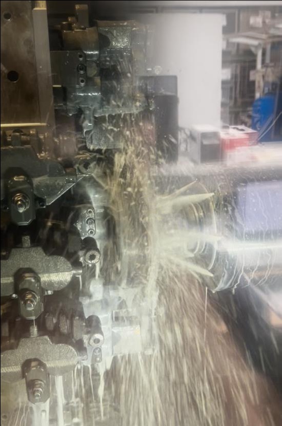 Beim Fertigungsprozess geht es zur Sache: Mit einer Schnittgeschwindigkeit von 160m/min f&uuml;hrt der Scheibenfr&auml;ser einen 4mm tiefen bogenf&ouml;rmigen Schnitt aus.