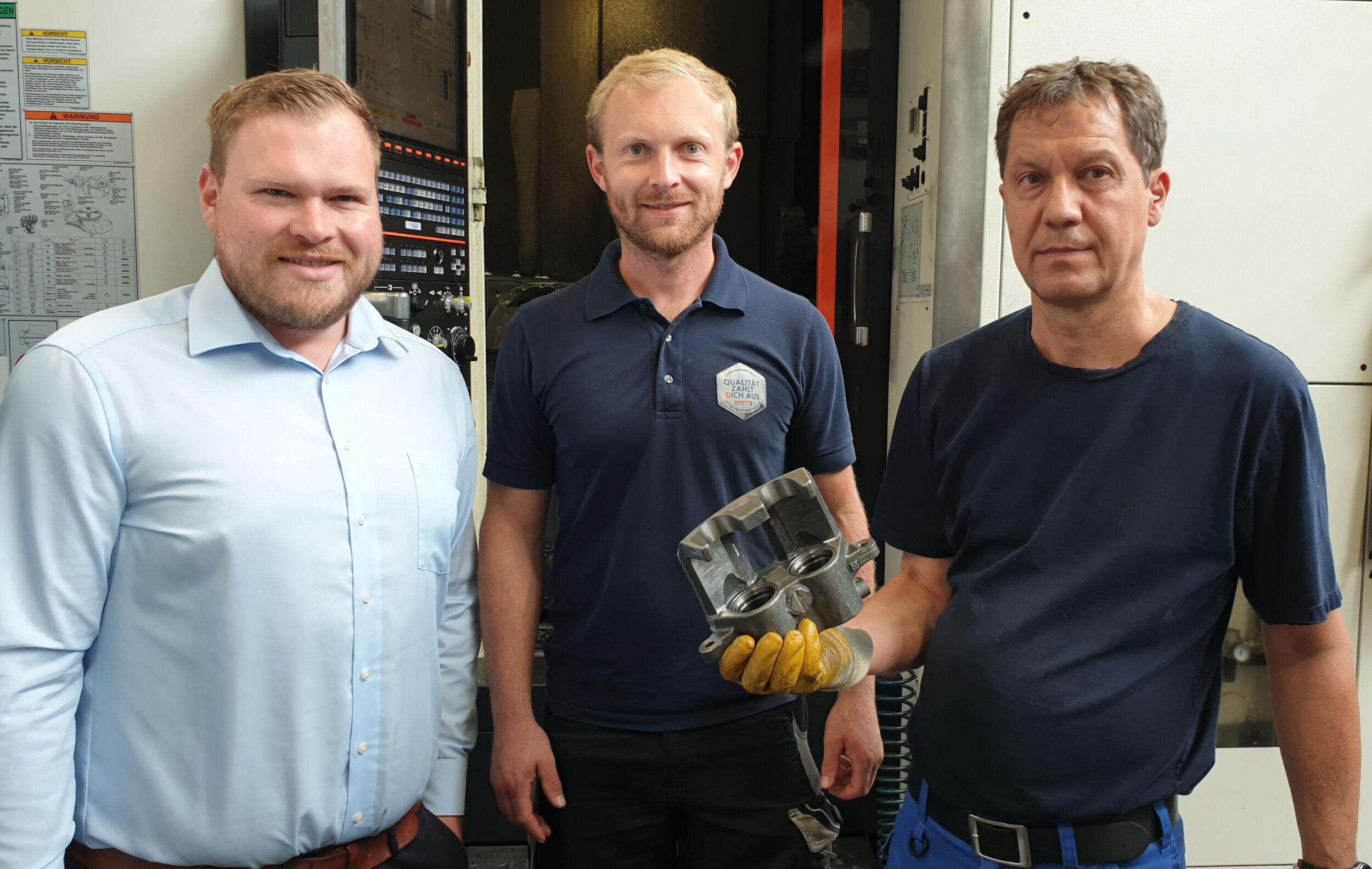 Sind mit dem erreichten Ergebnis hochzufrieden (v.l.): der technische Berater Michael Bum von Ingersoll mit Andreas Neubauer (Leiter mechanische Fertigung) und Maschinenbediener Gerhard Linner (beide Knott).