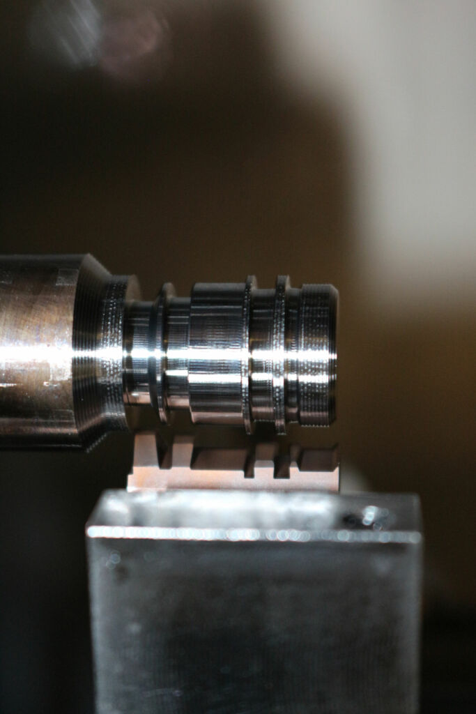 Die 18mm lange Komponente wird aus Stangenmaterial 1.4545.4 mit einer Zugfestigkeit von 1.050 Newton pro Quadratmillimeter und einem Durchmesser von 20mm gefertigt. Mit der Penta 27 von Iscar muss der schw&auml;bische Lohnfertiger jetzt nur noch einmal einstec