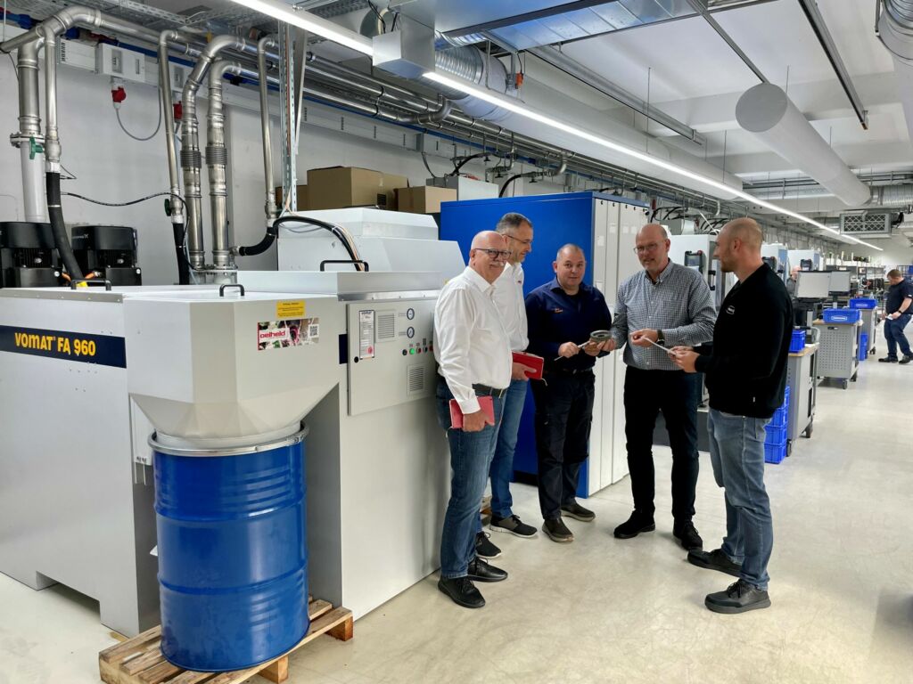 Abstimmungsgespr&auml;ch: Das Team beh&auml;lt stets die Optimierung der Fertigungsprozesse im Blick.