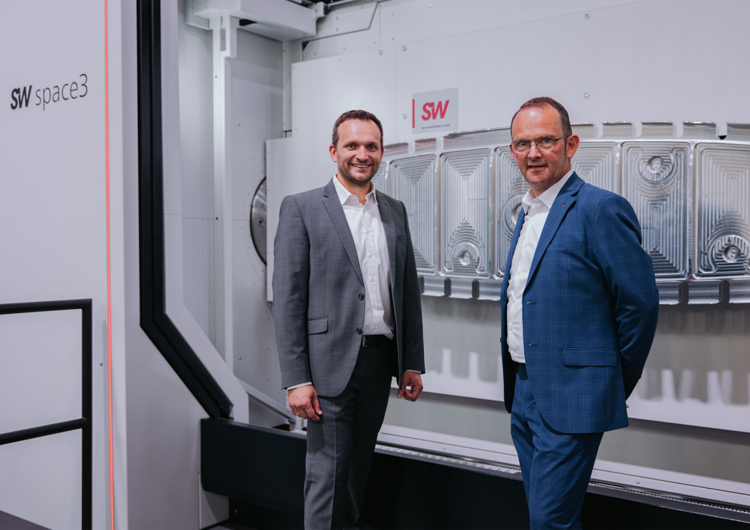Doppelte Performance: "Durch die zweite Spindel gewinnt die Maschine entscheidend an Produktivit&auml;t und steigert damit den Durchsatz deutlich." - SW-Produktmanager Michael Kreuzberger (links) zusammen mit Markus L&ouml;he (Key-Account Aerospace).