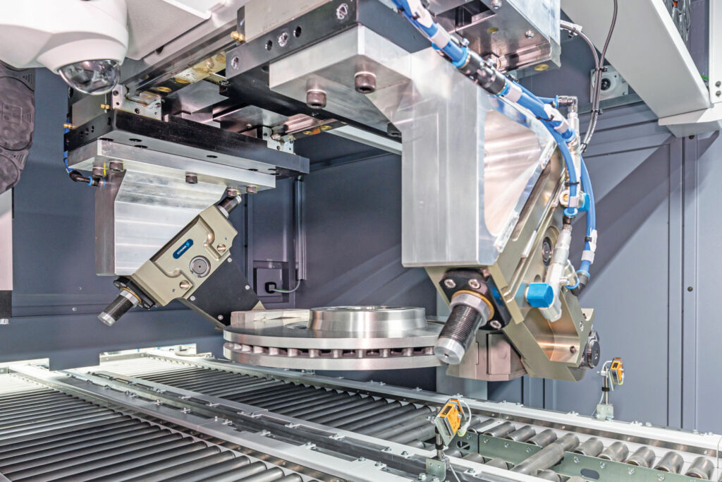 Der individuell konfigurierbare Standardgreifer PLG ist ganz besonders f&uuml;r die Handhabung gro&szlig;er schwerer Teile 
geeignet. Bei Emag f&uuml;hrt der pneumatische Gro&szlig;hubgreifer Bremsscheiben einer 
Beschichtungsanlage zu.