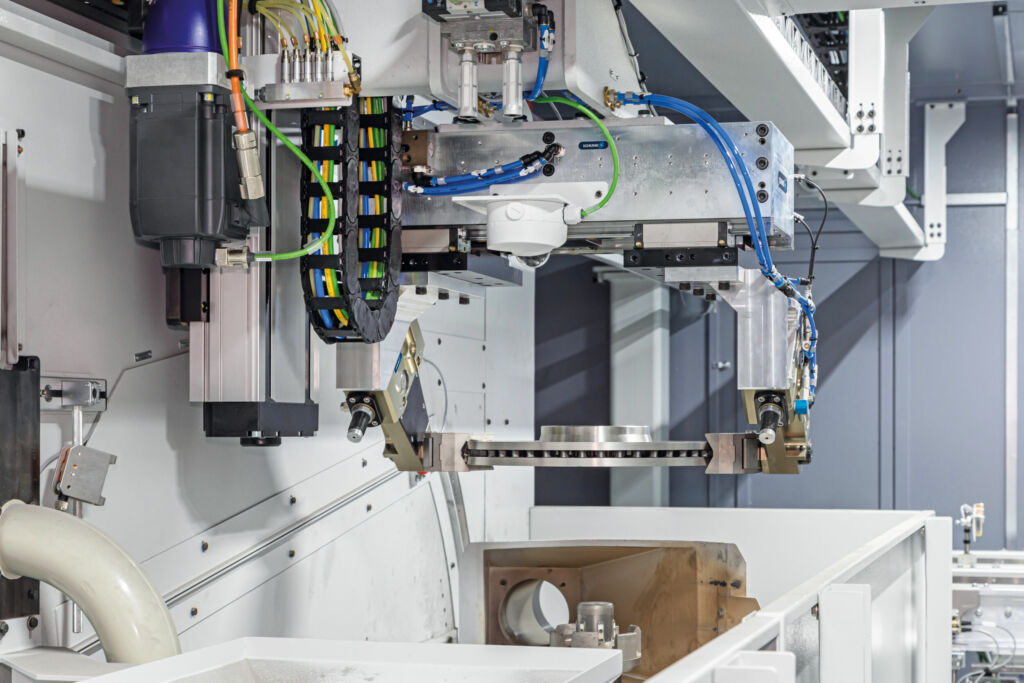 Das Linienportal mit dem PLG f&uuml;hrt die rund 30kg schwere Bremsscheibe aus Grauguss 
der Spindel der ersten Laserbearbeitungsstation zu.