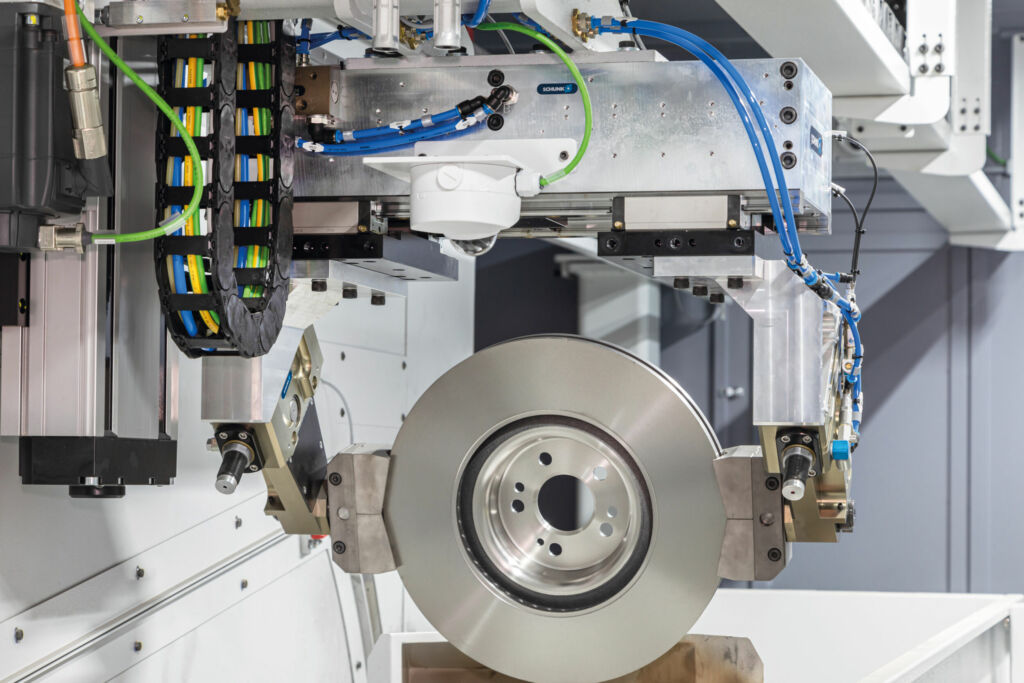 Die Schwenkfinger GFS 
mit Prismenbacken 
handhaben und wenden 
die Bremsscheibe.