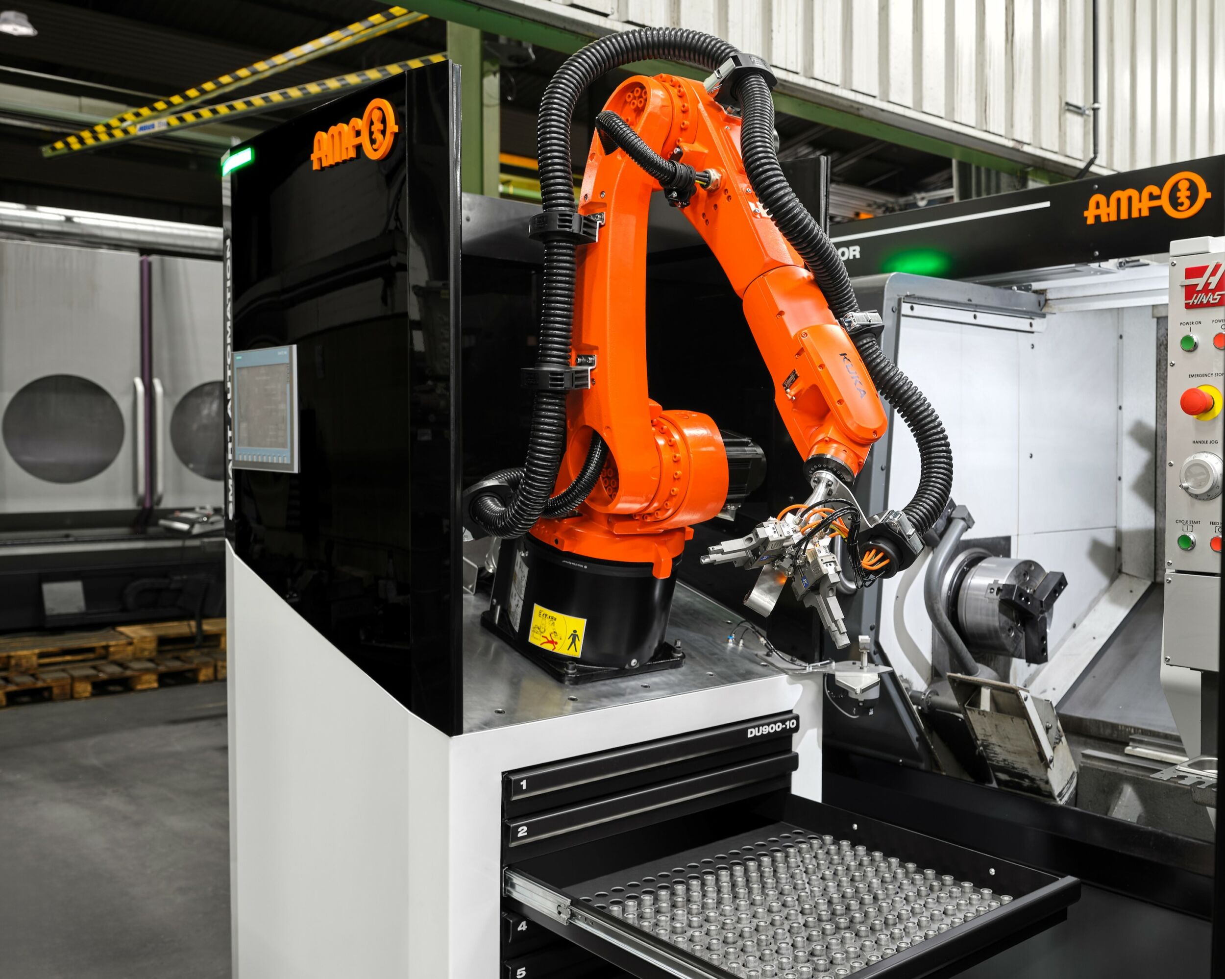 'Echte' smarte Automation Smart Automation: Die schlanke Beladezelle von AMF mit nur wenig Platzbedarf wird an Maschinen beigestellt und schafft mehr Produktivität bis hin zu einer mannlosen Schicht.
